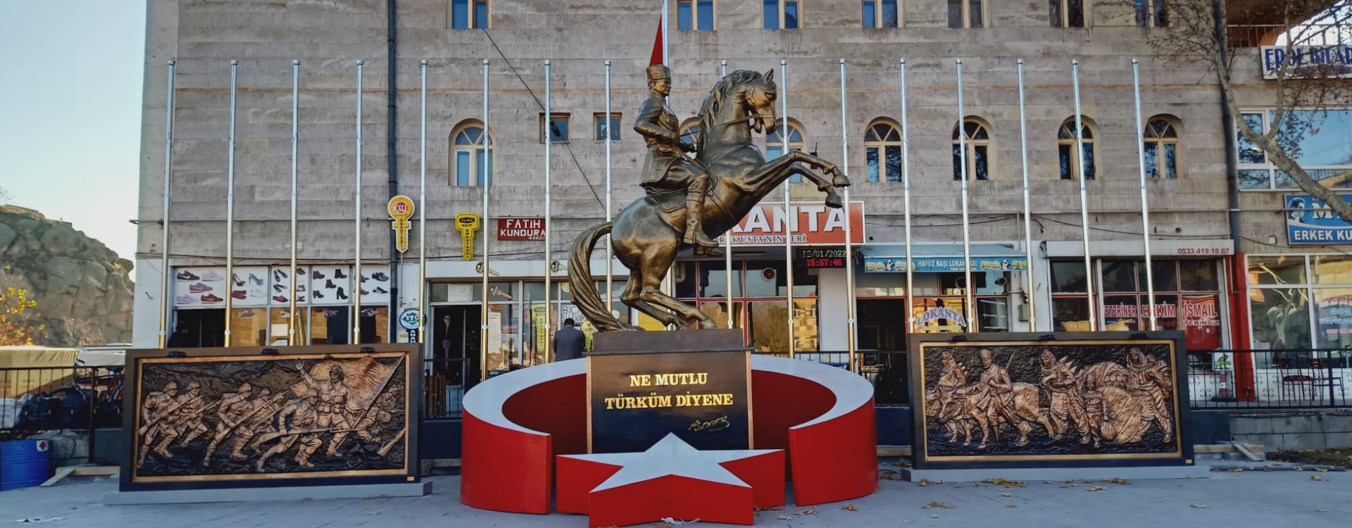 Tören Alanı Atatürk Heykeli